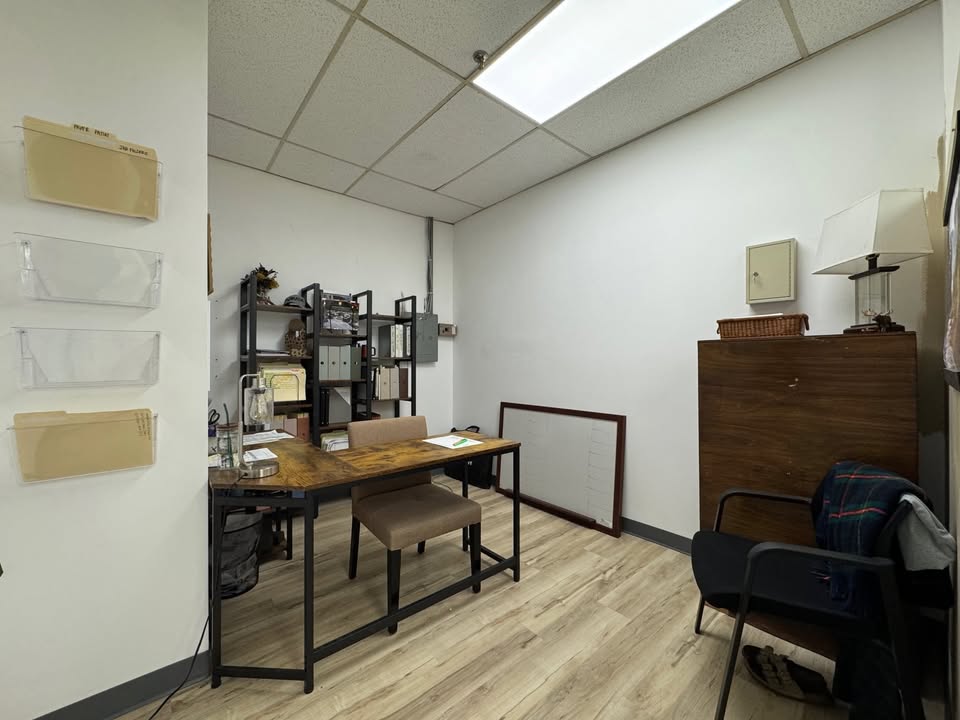 office/retail space available in blaine, MN 1649 sf