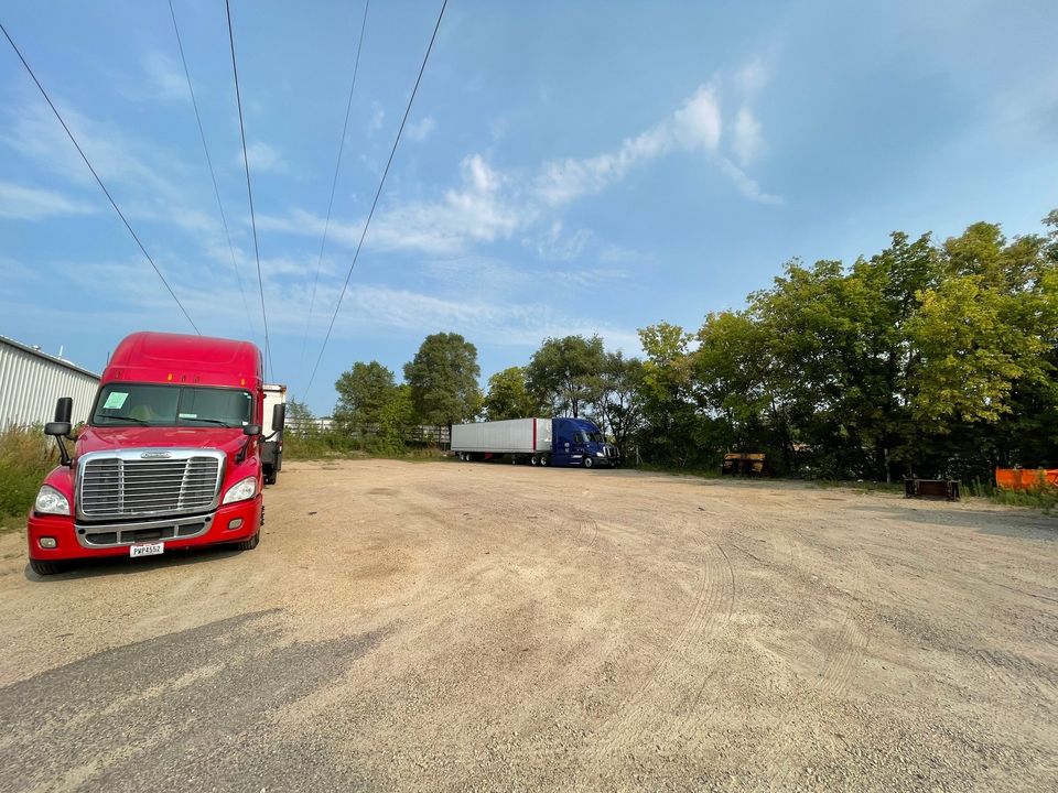 Repair shop with outdoor storage ideal for trucking or towing companies