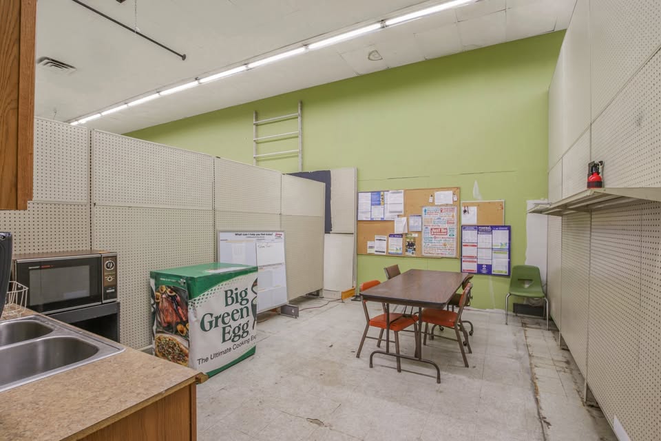 Retail Space Available in St Cloud. Former Acer Hardware store