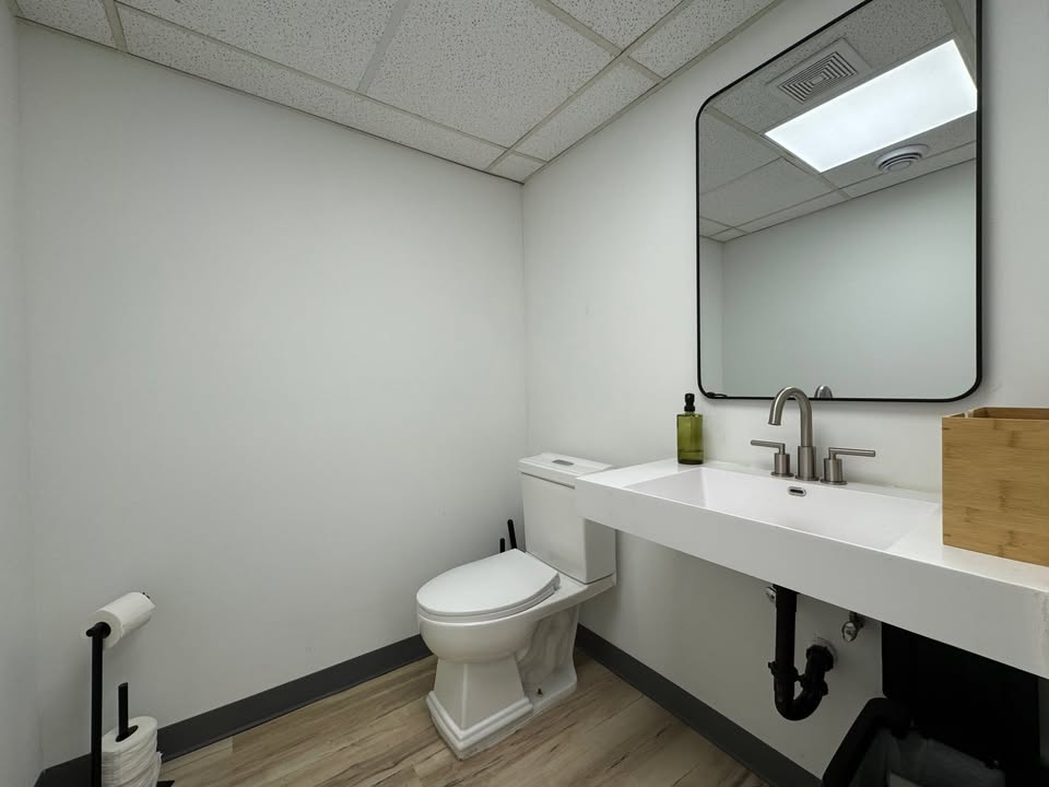 office/retail space available in blaine, MN 1649 sf