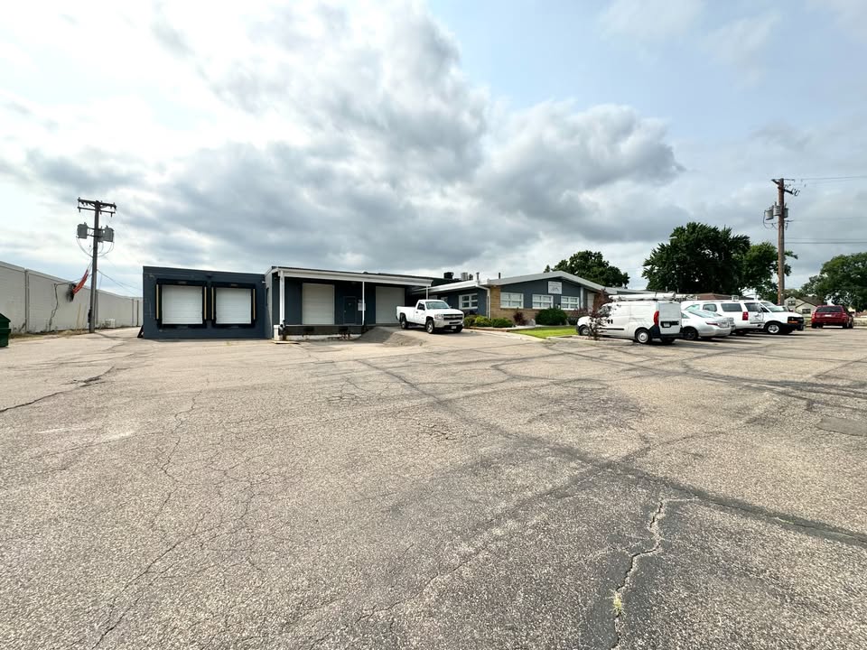 Commercial Warehouse Space For Rent In Bloomington with Dock Doors & Drive In Doors