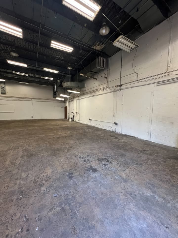 Warehouse for rent in Edina 3507 SQF