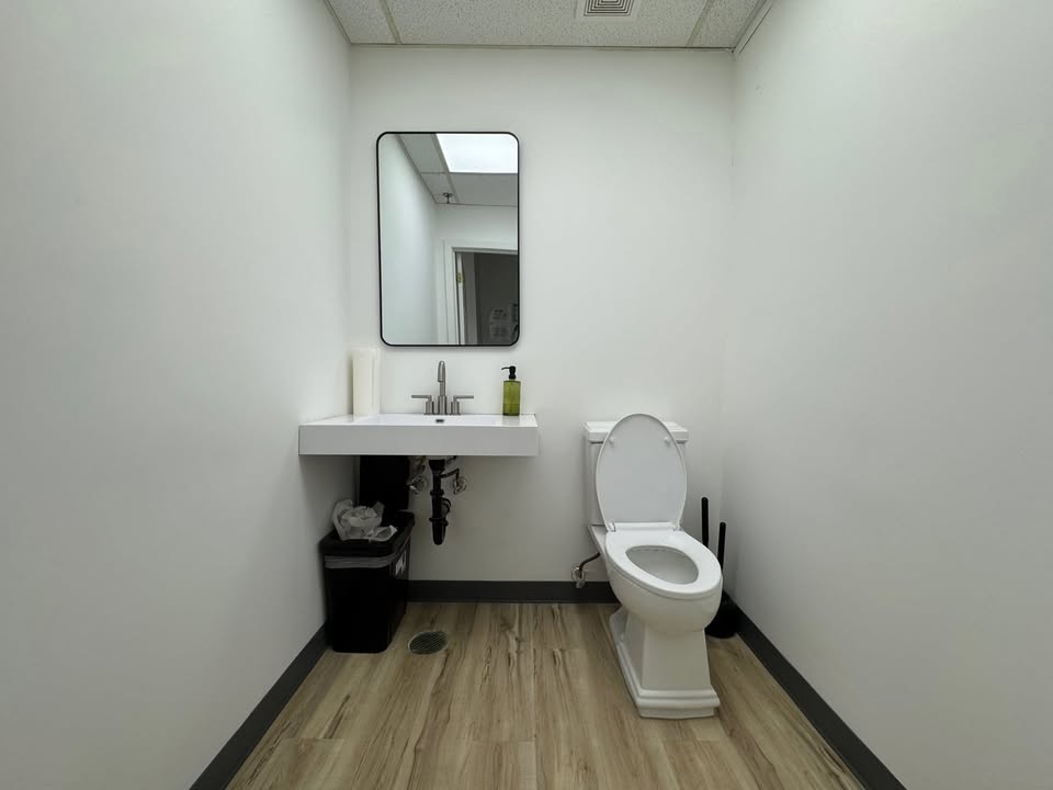 office/retail space available in blaine, MN 1649 sf