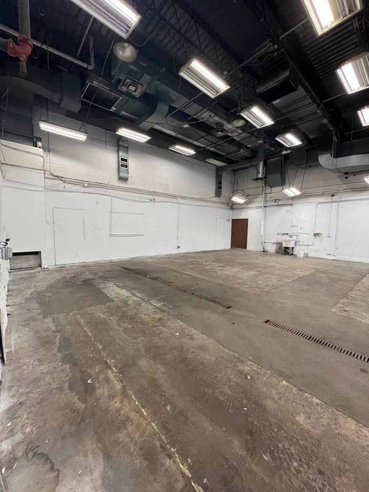 Warehouse for rent in Edina 3507 SQF