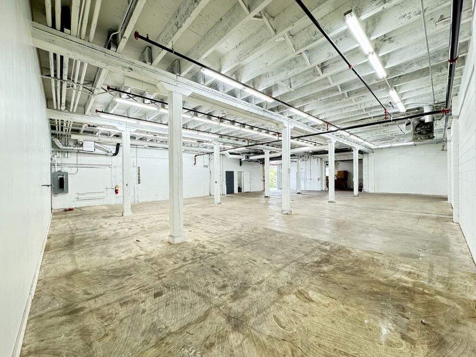 Commercial Warehouse Space For Rent In Bloomington with Dock Doors & Drive In Doors