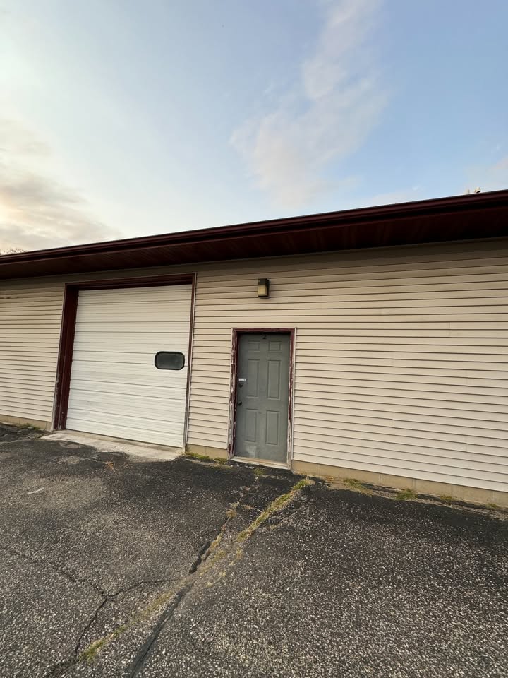 3840 SQF clean warehouse space in Faribault. Plenty of power for machines.