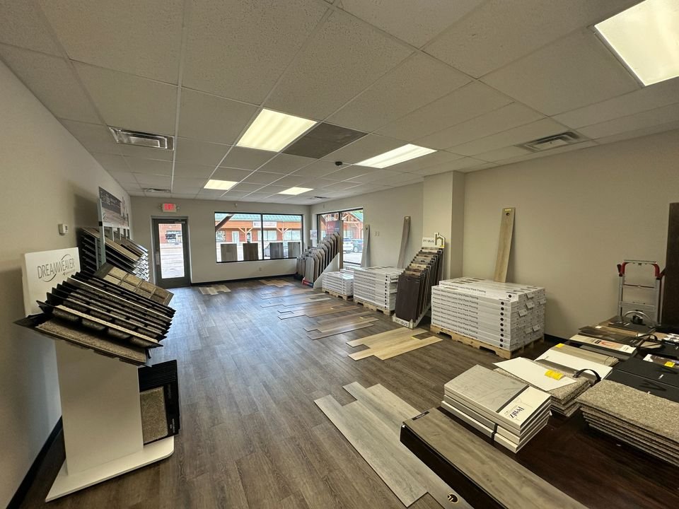 Retail Storefront at Riverwood Mall in front of Anton's Restaurant By a Busy Hwy